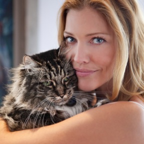 Tricia Helfer Leads Benefit For Kitty Bungalow Cat-Baret